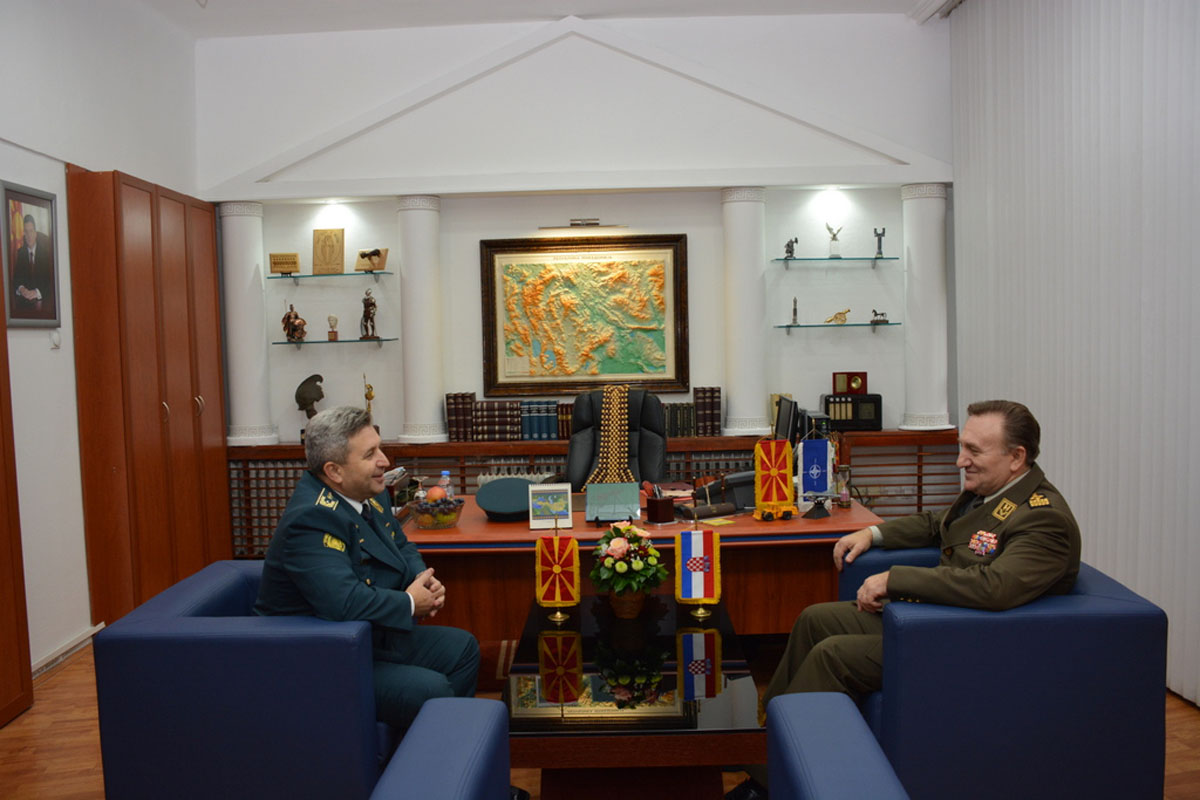 https://www.morh.hr/wp-content/gallery/nacelnik-gs-os-rh-u-sluzbenom-posjetu-republici-makedoniji/lovric_me_16102015_06.jpg