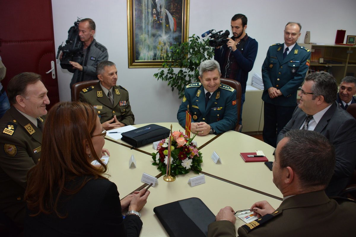 https://www.morh.hr/wp-content/gallery/nacelnik-gs-os-rh-u-sluzbenom-posjetu-republici-makedoniji/lovric_me_16102015_08.jpg