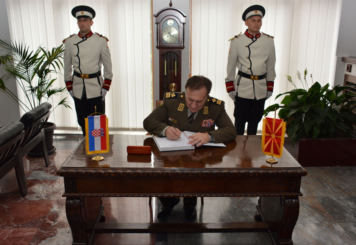 https://www.morh.hr/wp-content/gallery/nacelnik-gs-os-rh-u-sluzbenom-posjetu-republici-makedoniji/lovric_me_16102015_11.jpg