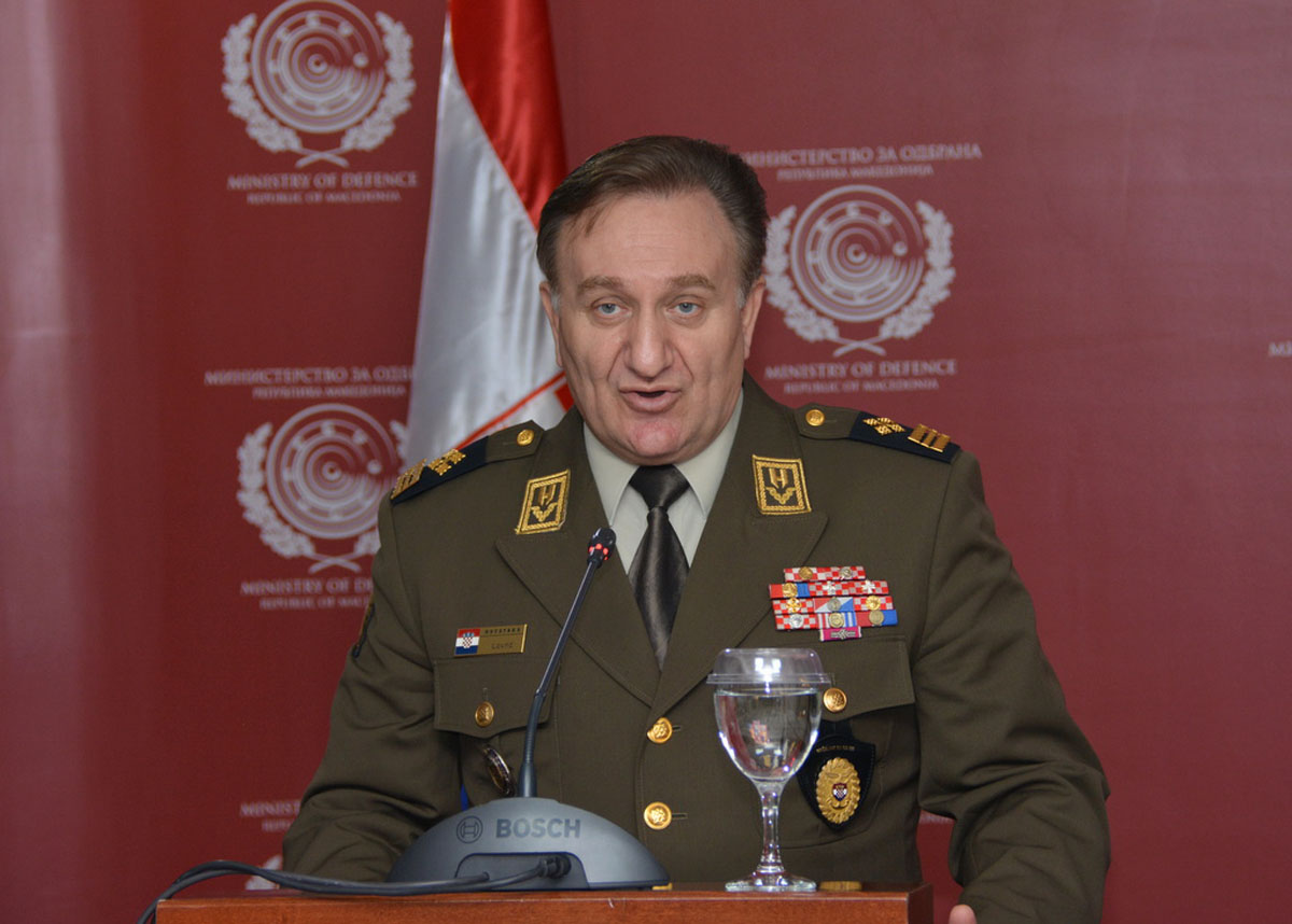 https://www.morh.hr/wp-content/gallery/nacelnik-gs-os-rh-u-sluzbenom-posjetu-republici-makedoniji/lovric_me_16102015_17.jpg