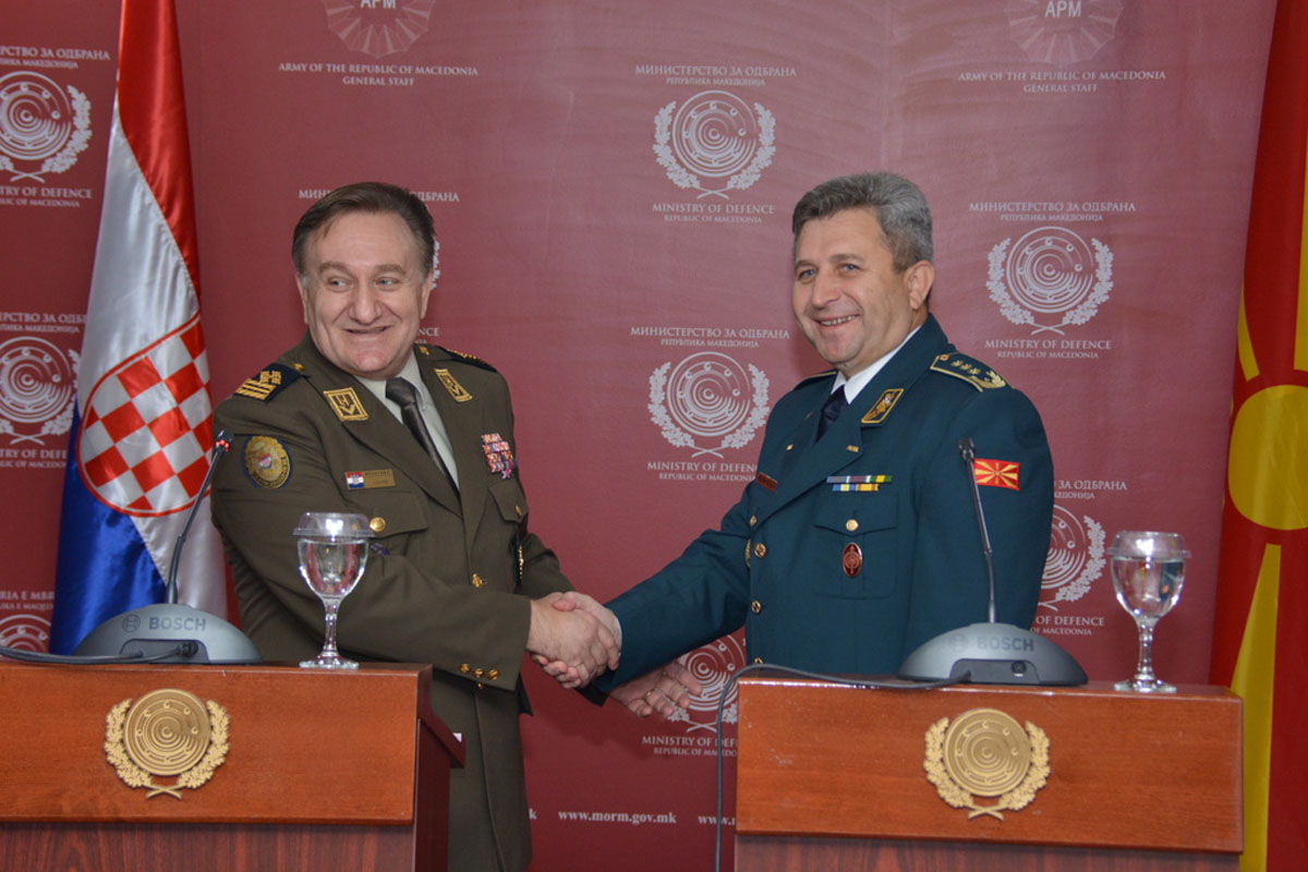 https://www.morh.hr/wp-content/gallery/nacelnik-gs-os-rh-u-sluzbenom-posjetu-republici-makedoniji/lovric_me_16102015_19.jpg