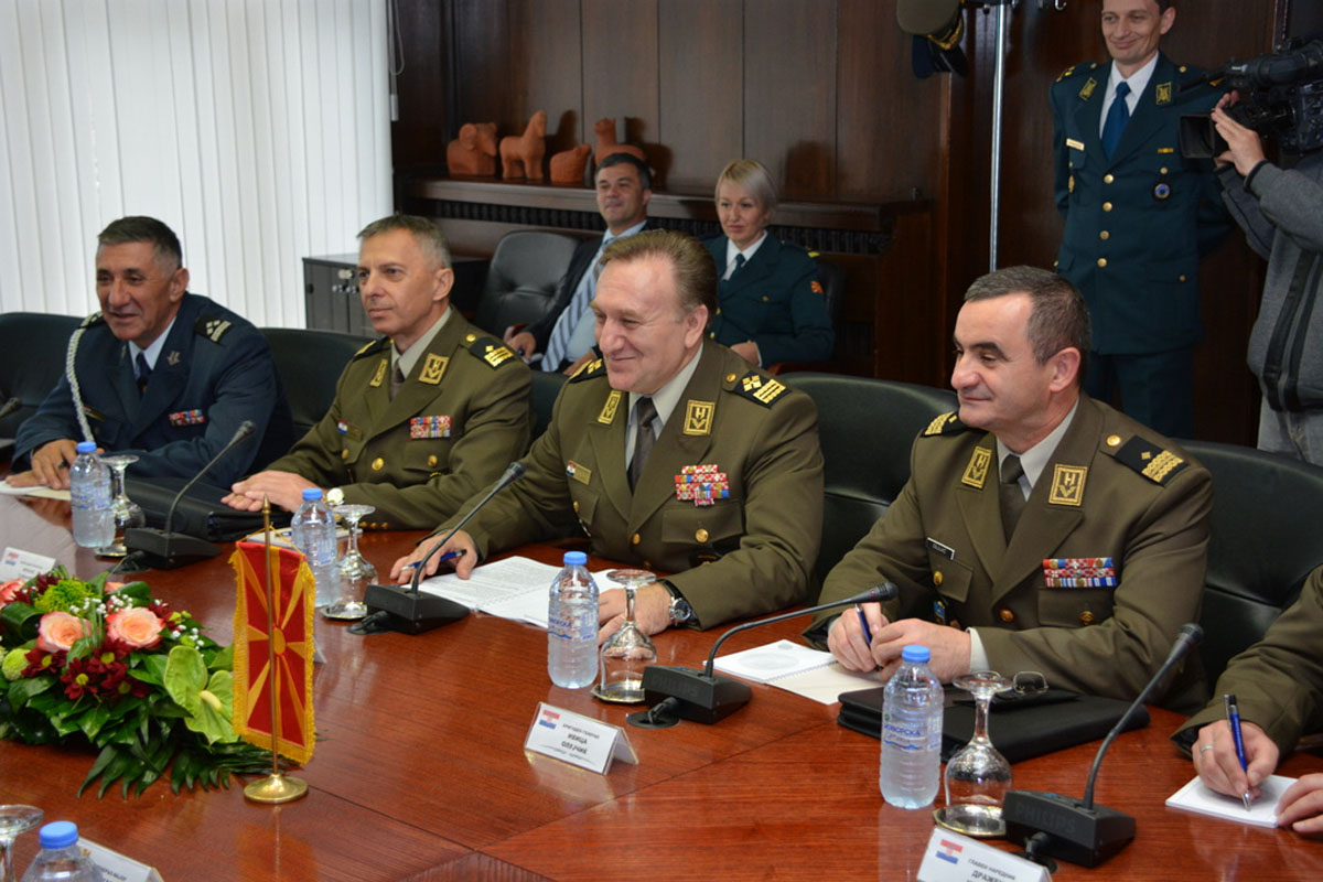 https://www.morh.hr/wp-content/gallery/nacelnik-gs-os-rh-u-sluzbenom-posjetu-republici-makedoniji/lovric_me_16102015_22.jpg
