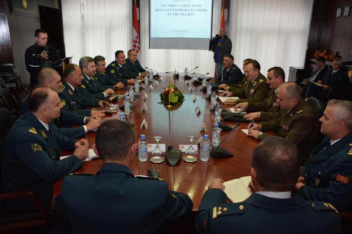 https://www.morh.hr/wp-content/gallery/nacelnik-gs-os-rh-u-sluzbenom-posjetu-republici-makedoniji/lovric_me_16102015_23.jpg