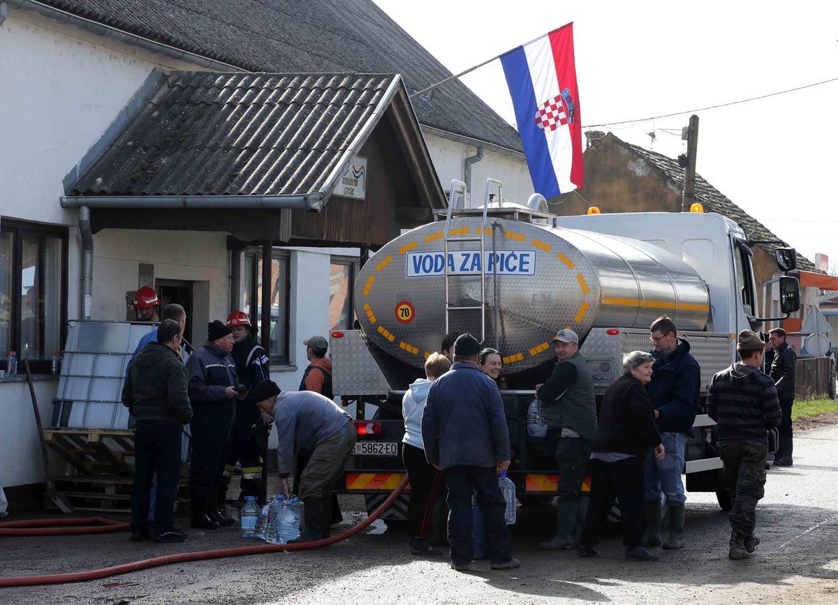 https://www.morh.hr/wp-content/gallery/nacelnik-gs-osrh-obisao-poplavom-ugrozena-podrucja/sisak_15022014_07.jpg