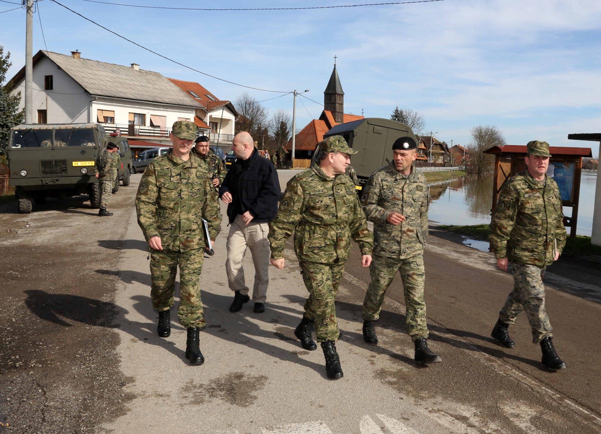 https://www.morh.hr/wp-content/gallery/nacelnik-gs-osrh-obisao-poplavom-ugrozena-podrucja/sisak_15022014_10.jpg