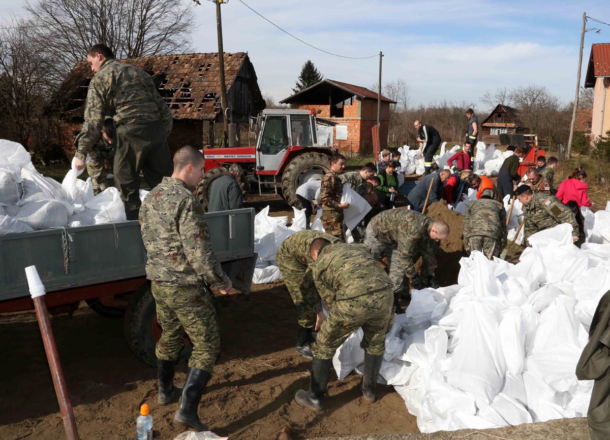 https://www.morh.hr/wp-content/gallery/nacelnik-gs-osrh-obisao-poplavom-ugrozena-podrucja/sisak_15022014_11.jpg