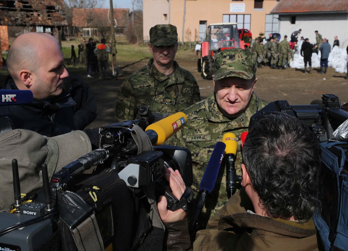 https://www.morh.hr/wp-content/gallery/nacelnik-gs-osrh-obisao-poplavom-ugrozena-podrucja/sisak_15022014_12.jpg