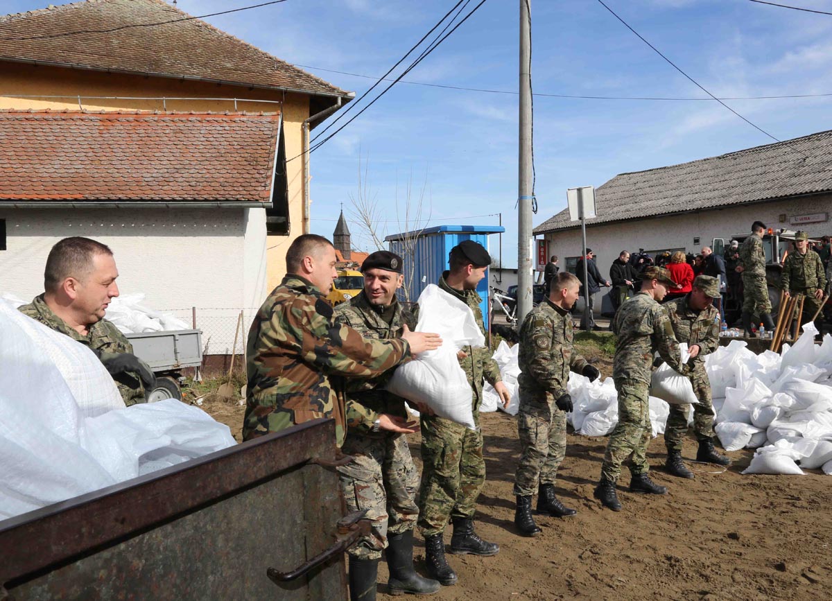 https://www.morh.hr/wp-content/gallery/nacelnik-gs-osrh-obisao-poplavom-ugrozena-podrucja/sisak_15022014_13.jpg