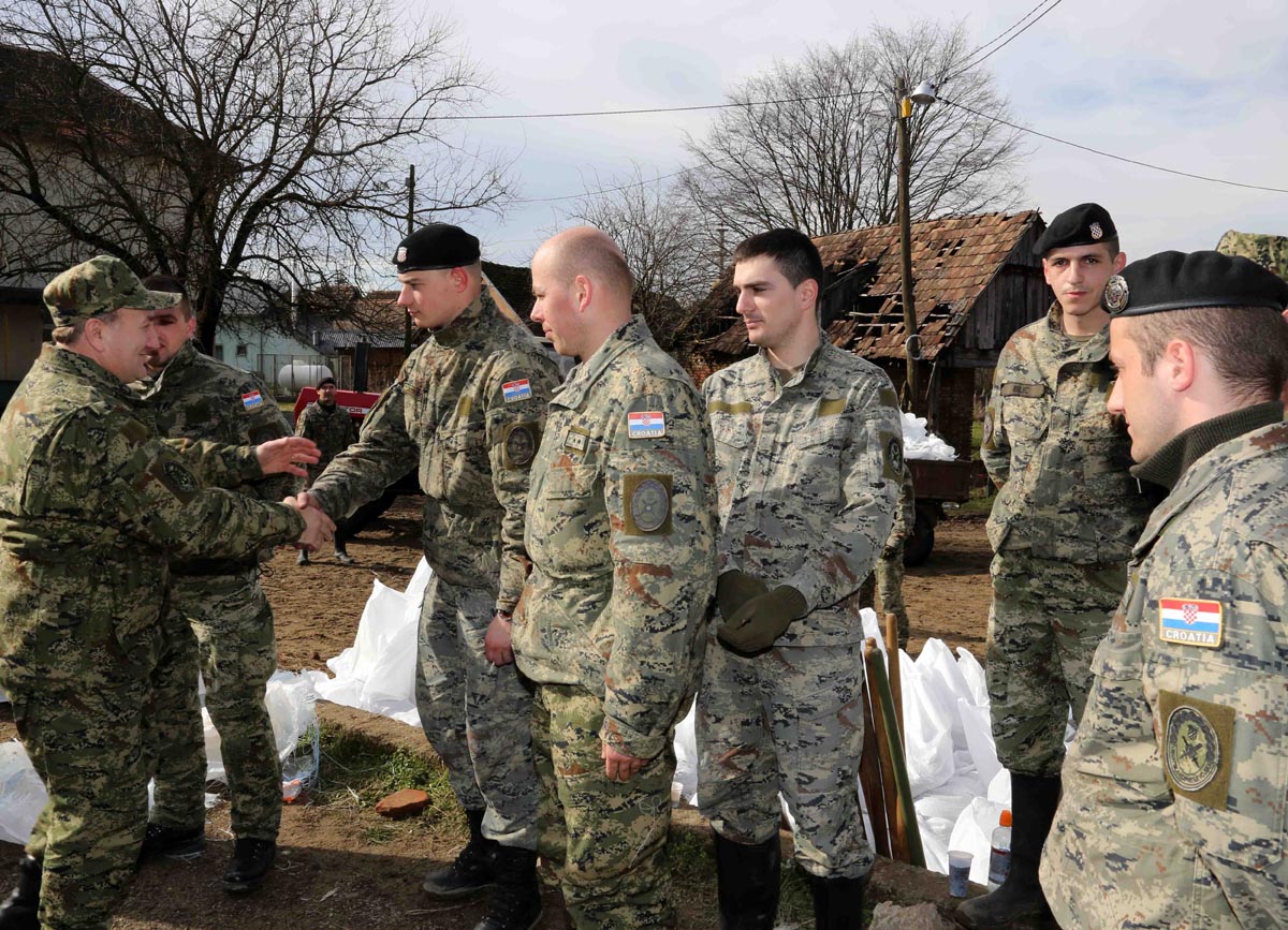 https://www.morh.hr/wp-content/gallery/nacelnik-gs-osrh-obisao-poplavom-ugrozena-podrucja/sisak_15022014_14.jpg