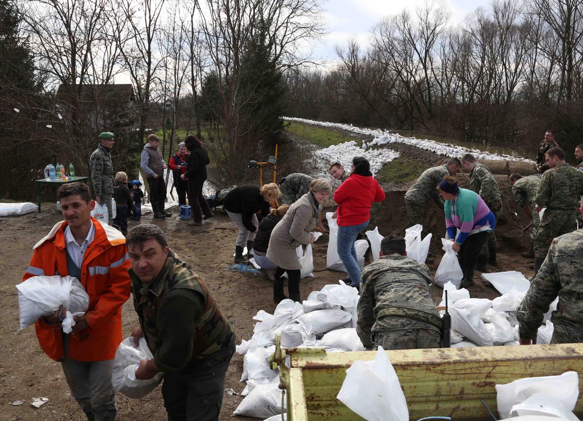 https://www.morh.hr/wp-content/gallery/nacelnik-gs-osrh-obisao-poplavom-ugrozena-podrucja/sisak_15022014_17.jpg
