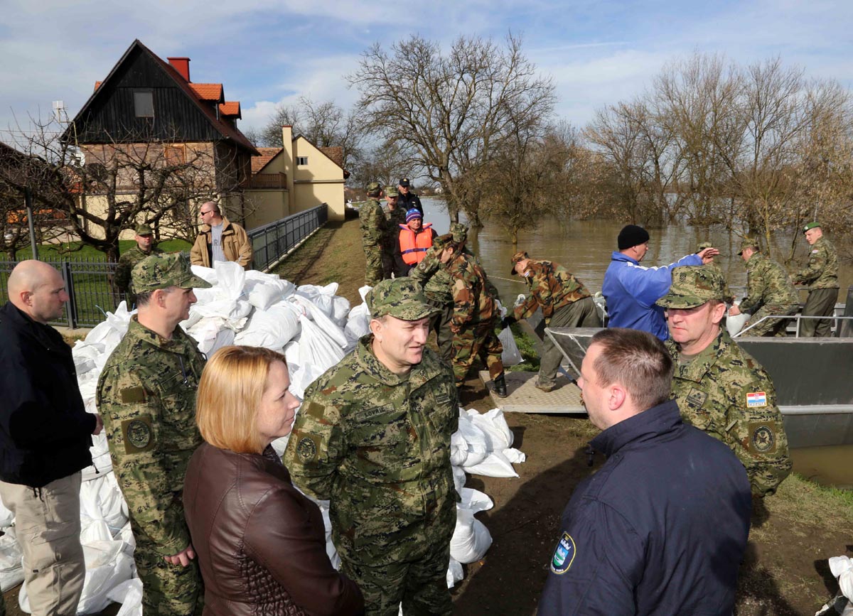https://www.morh.hr/wp-content/gallery/nacelnik-gs-osrh-obisao-poplavom-ugrozena-podrucja/sisak_15022014_20.jpg
