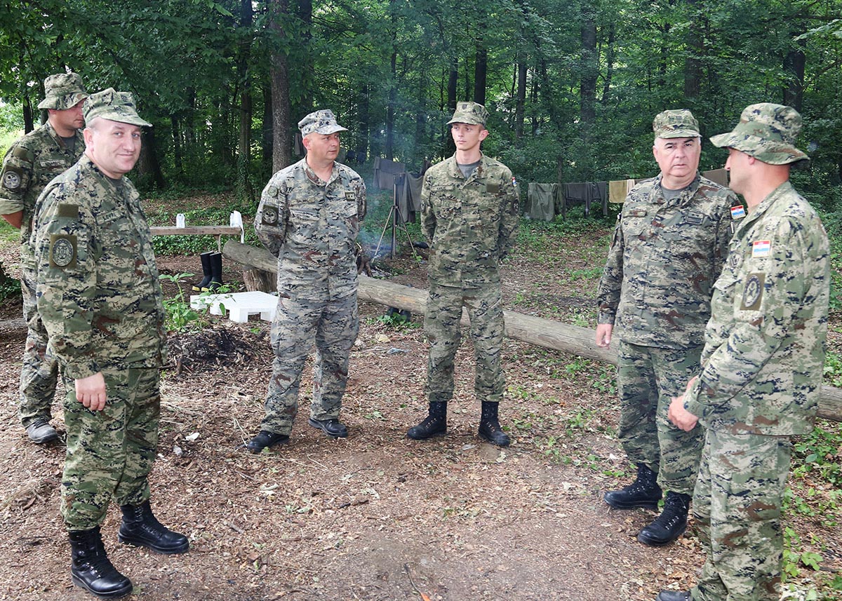 https://www.morh.hr/wp-content/gallery/nacelnik-gs-osrh-posjetio-vojnike-u-slavoniji-uoci-dana-osrh/lovric_28052014_07.jpg