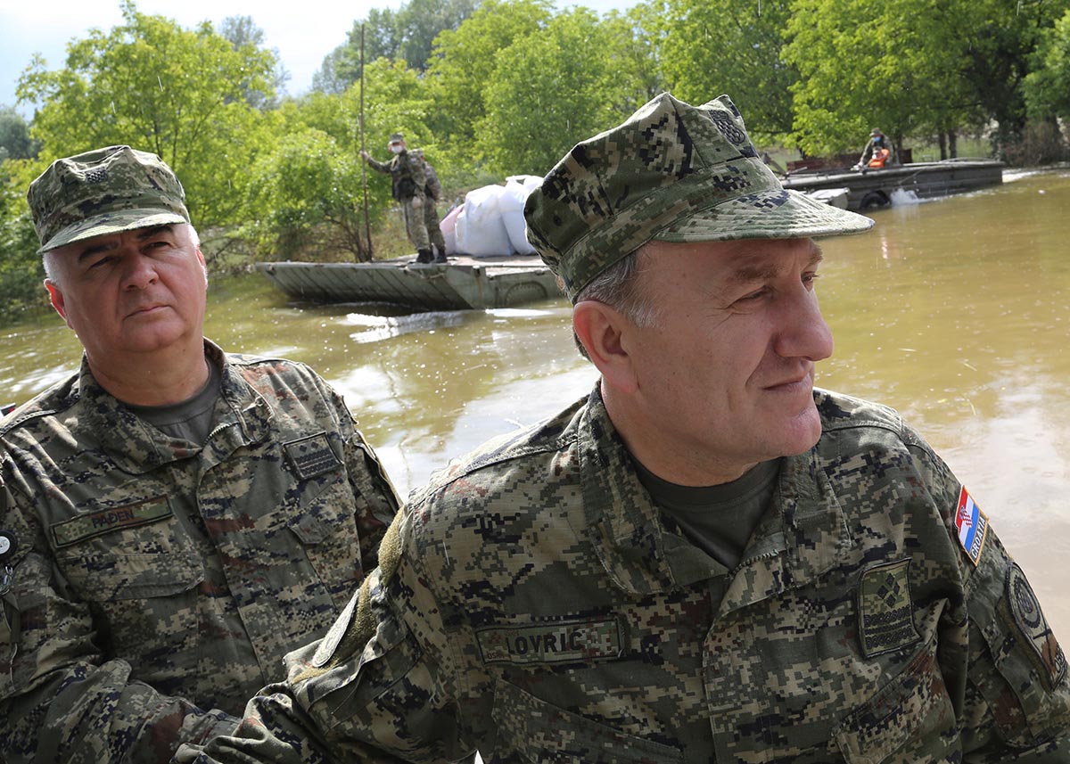 https://www.morh.hr/wp-content/gallery/nacelnik-gs-osrh-posjetio-vojnike-u-slavoniji-uoci-dana-osrh/lovric_28052014_08.jpg