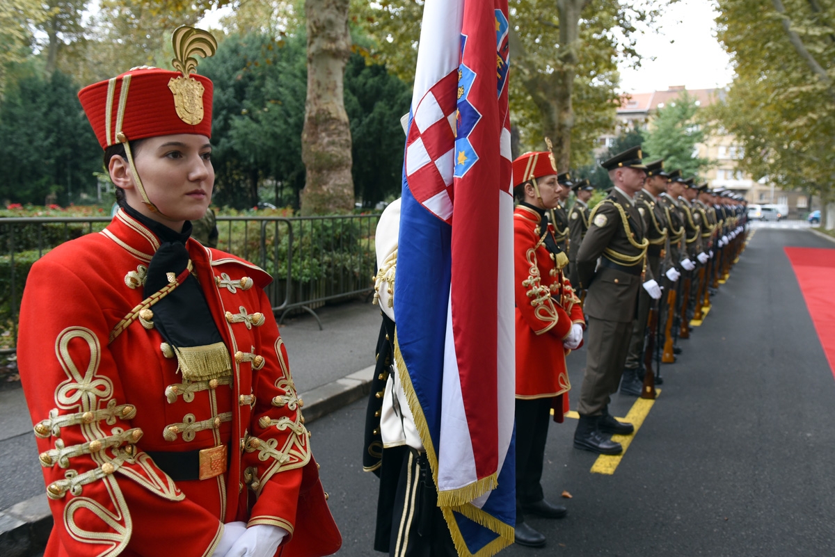 https://www.morh.hr/wp-content/gallery/nacelnik-zajednickog-stozera-bih-u-sluzbenom-posjetu-hrvatskoj/sastanak_izaslanstava_obrane_rh_i_bih_02102018_01.jpg