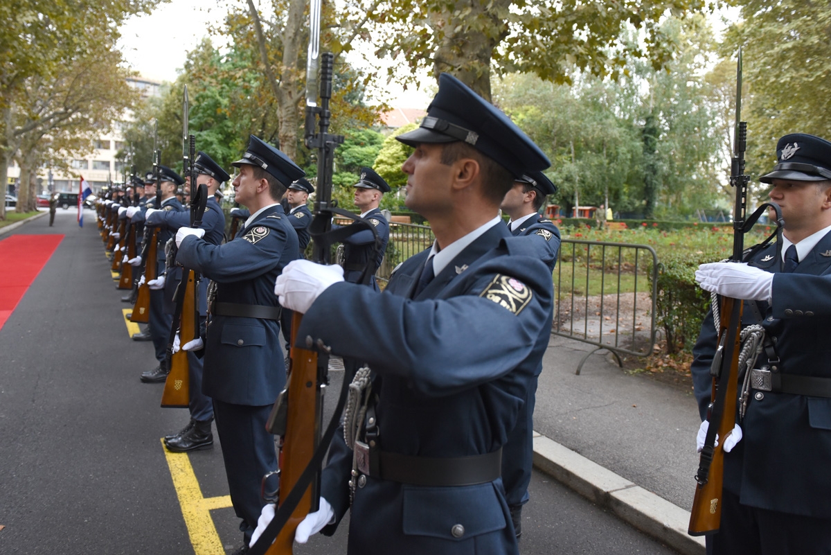 https://www.morh.hr/wp-content/gallery/nacelnik-zajednickog-stozera-bih-u-sluzbenom-posjetu-hrvatskoj/sastanak_izaslanstava_obrane_rh_i_bih_02102018_05.jpg