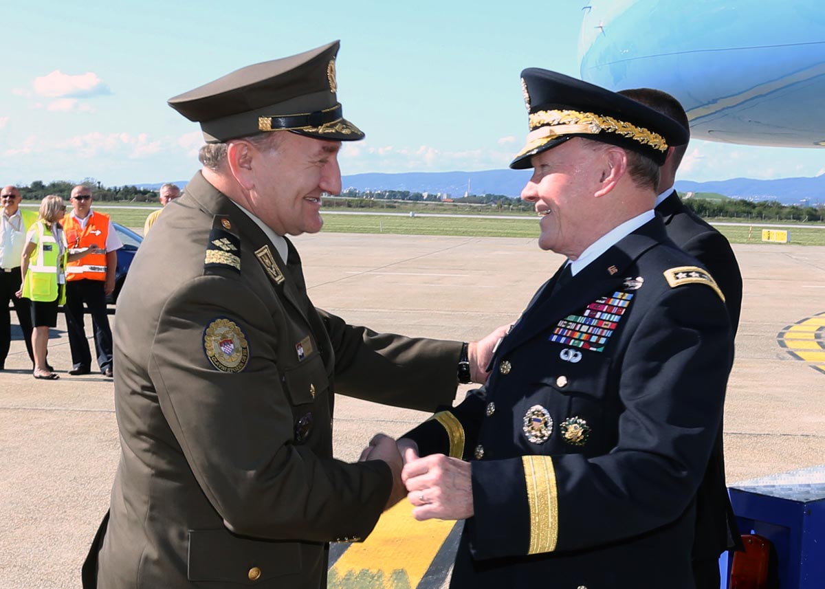 https://www.morh.hr/wp-content/gallery/nacelnik-zdruzenog-stozera-os-sad-a-general-dempsey-stigao-u-hrvatsku/dempsey_21092014_02.jpg