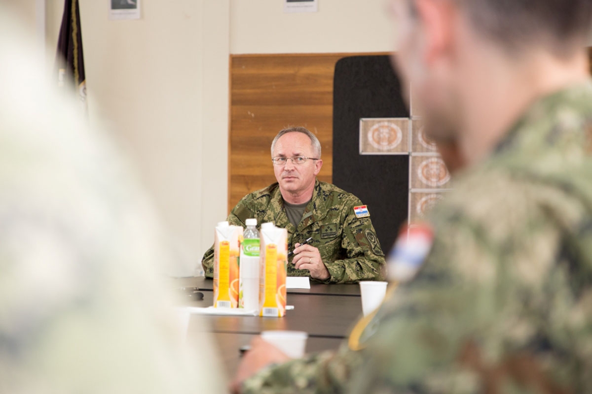 https://www.morh.hr/wp-content/gallery/nacionalni-vojni-predstavnici-pri-nato-u-u-posjetu-litvi/nmrs_ruki_24052018_6.jpg