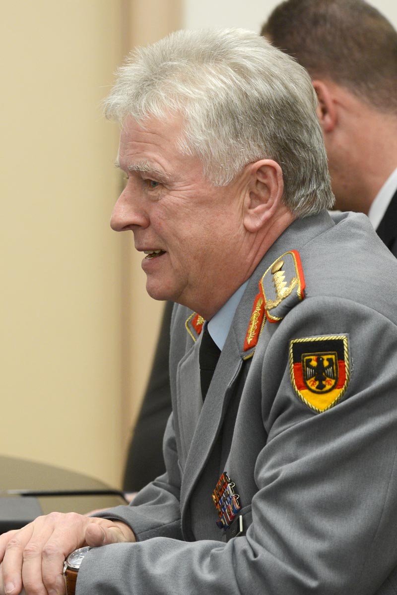 https://www.morh.hr/wp-content/gallery/naelnik-gs-a-sr-njemake-general-zbora-wieker-u-posjetu-morh-u/ngs_srnj_05122012_07.JPG