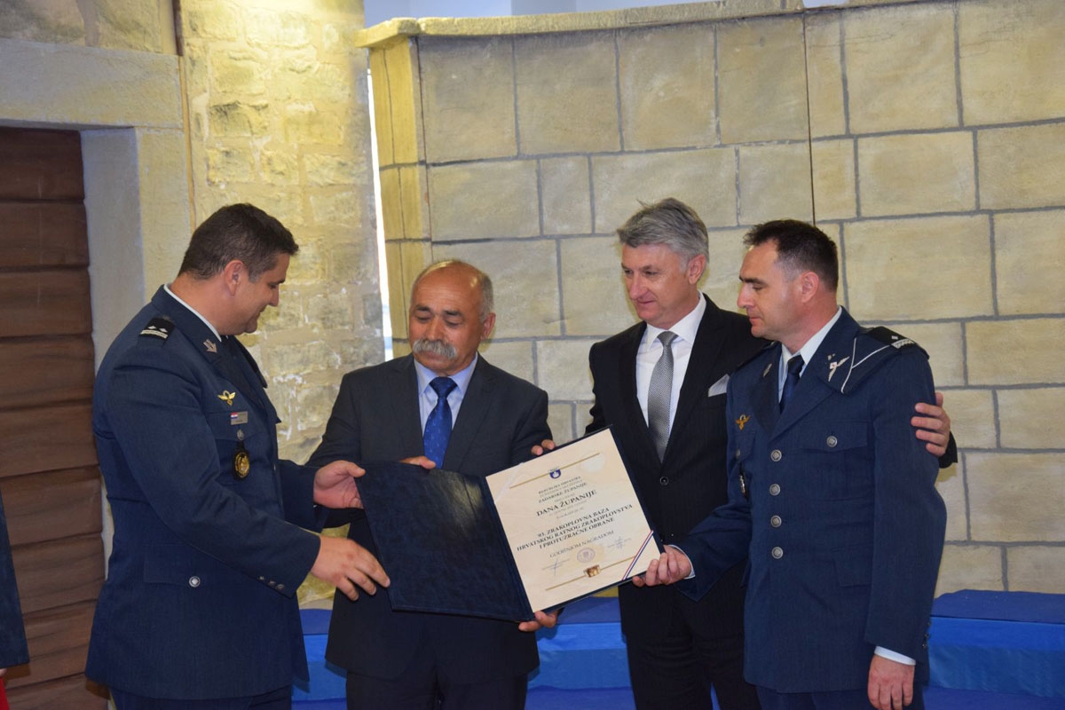 https://www.morh.hr/wp-content/gallery/nagrada-zadarske-zupanije-urucena-93-zrakoplovnoj-bazi-hrz-a/nagrada_20042018_05.jpg