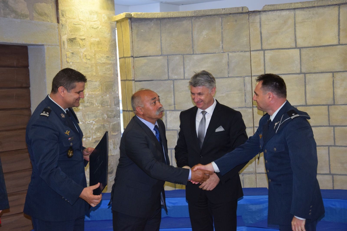 https://www.morh.hr/wp-content/gallery/nagrada-zadarske-zupanije-urucena-93-zrakoplovnoj-bazi-hrz-a/nagrada_20042018_06.jpg