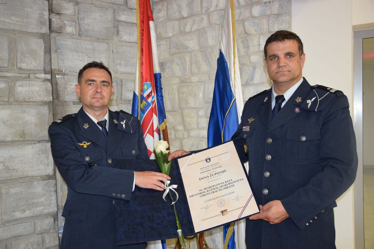 https://www.morh.hr/wp-content/gallery/nagrada-zadarske-zupanije-urucena-93-zrakoplovnoj-bazi-hrz-a/nagrada_20042018_08.jpg