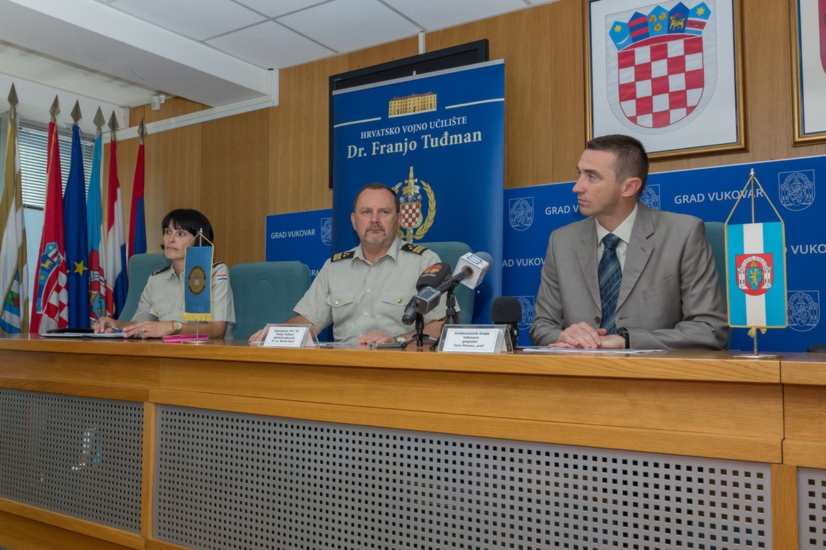 https://www.morh.hr/wp-content/gallery/najavljena-svecana-promocija-polaznika-vojnih-skola-u-vukovaru/vukovar_21062017_01.jpg