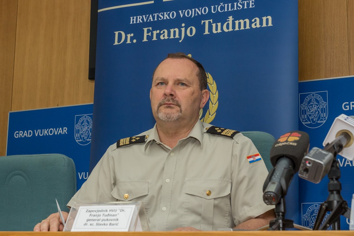 https://www.morh.hr/wp-content/gallery/najavljena-svecana-promocija-polaznika-vojnih-skola-u-vukovaru/vukovar_21062017_02.jpg