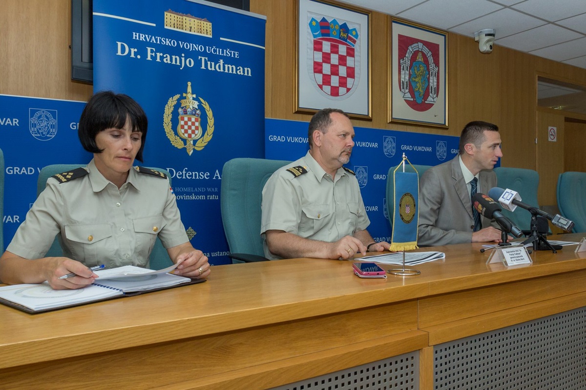 https://www.morh.hr/wp-content/gallery/najavljena-svecana-promocija-polaznika-vojnih-skola-u-vukovaru/vukovar_21062017_03.jpg