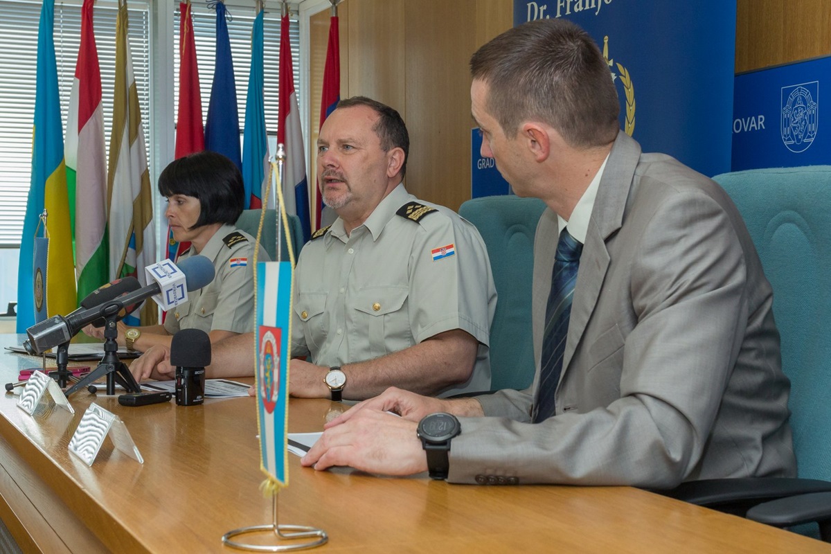 https://www.morh.hr/wp-content/gallery/najavljena-svecana-promocija-polaznika-vojnih-skola-u-vukovaru/vukovar_21062017_05.jpg