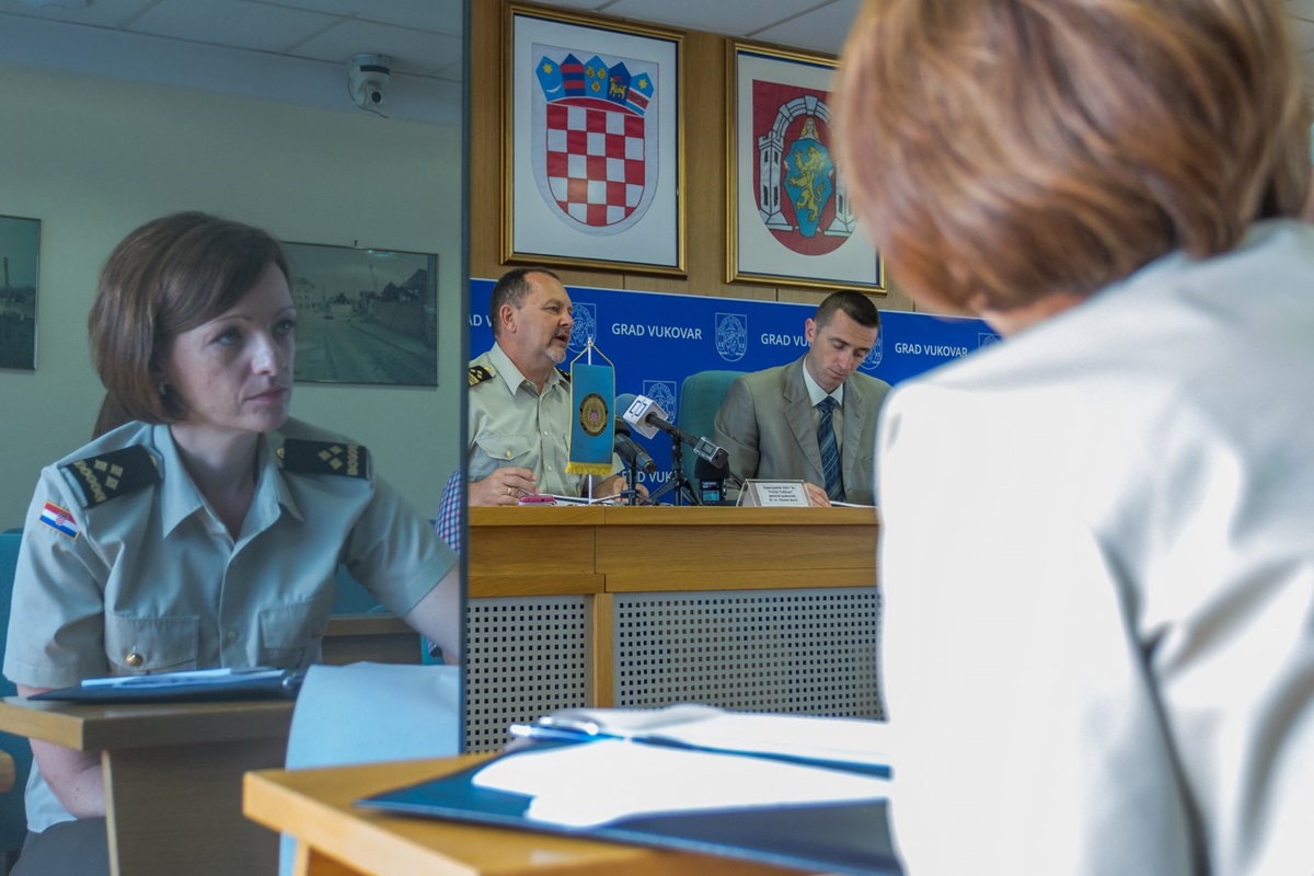 https://www.morh.hr/wp-content/gallery/najavljena-svecana-promocija-polaznika-vojnih-skola-u-vukovaru/vukovar_21062017_06.jpg