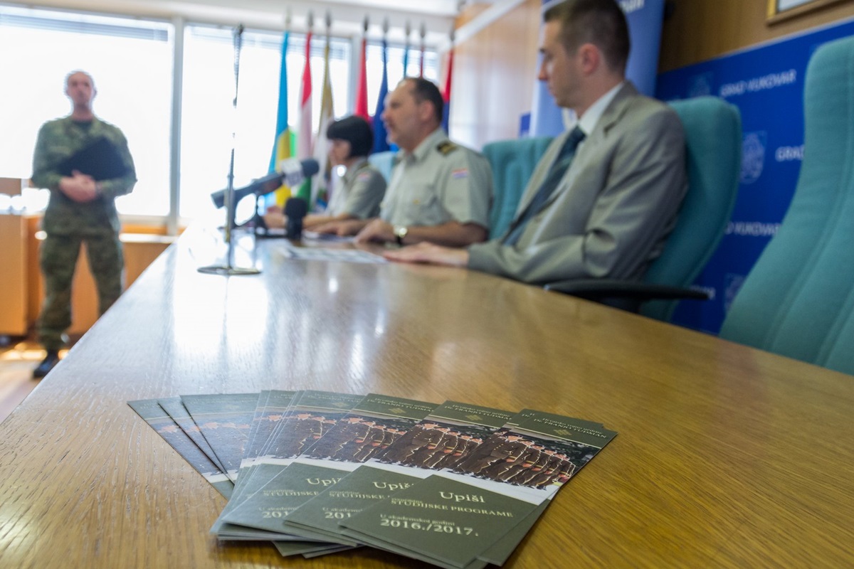 https://www.morh.hr/wp-content/gallery/najavljena-svecana-promocija-polaznika-vojnih-skola-u-vukovaru/vukovar_21062017_08.jpg