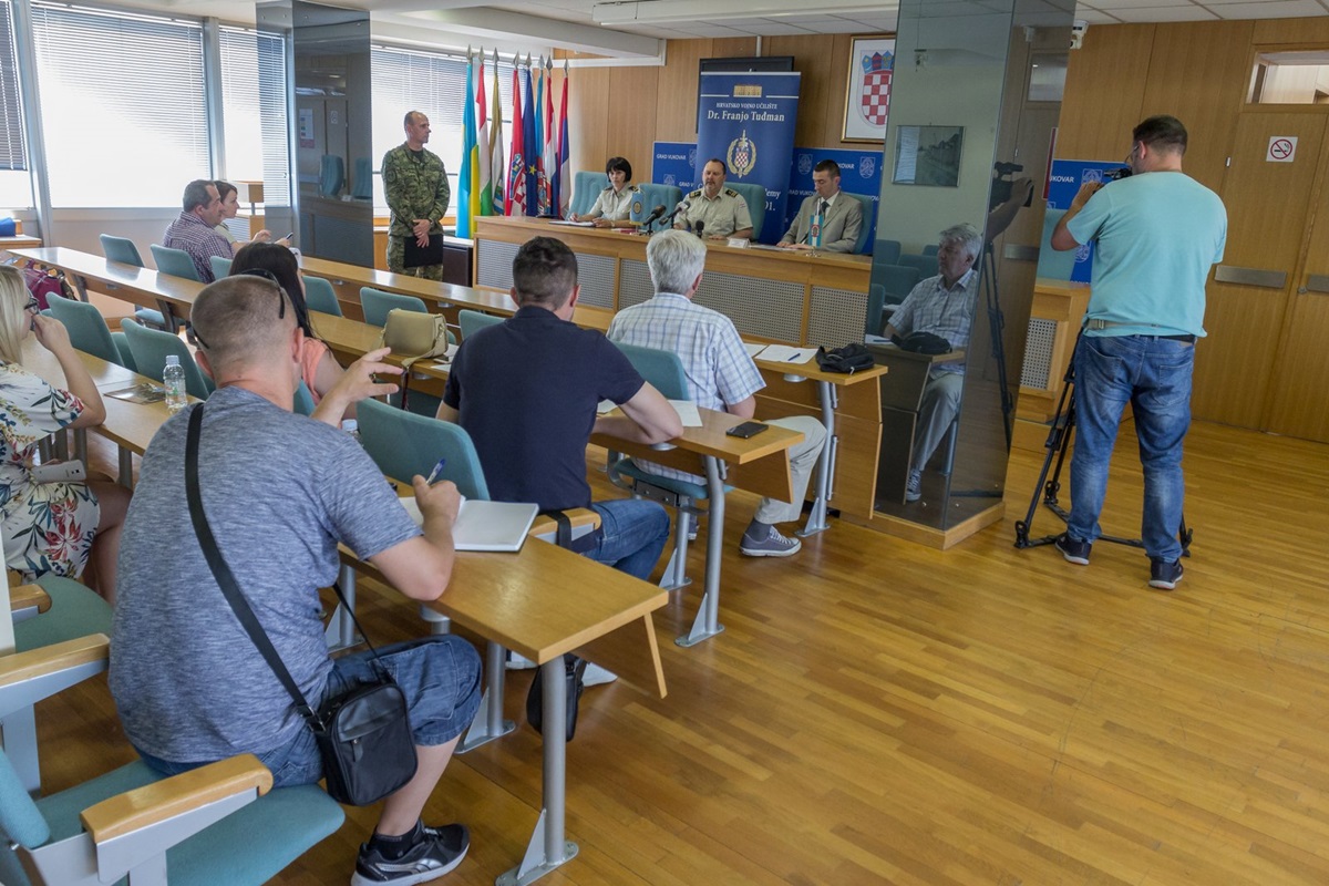 https://www.morh.hr/wp-content/gallery/najavljena-svecana-promocija-polaznika-vojnih-skola-u-vukovaru/vukovar_21062017_09.jpg