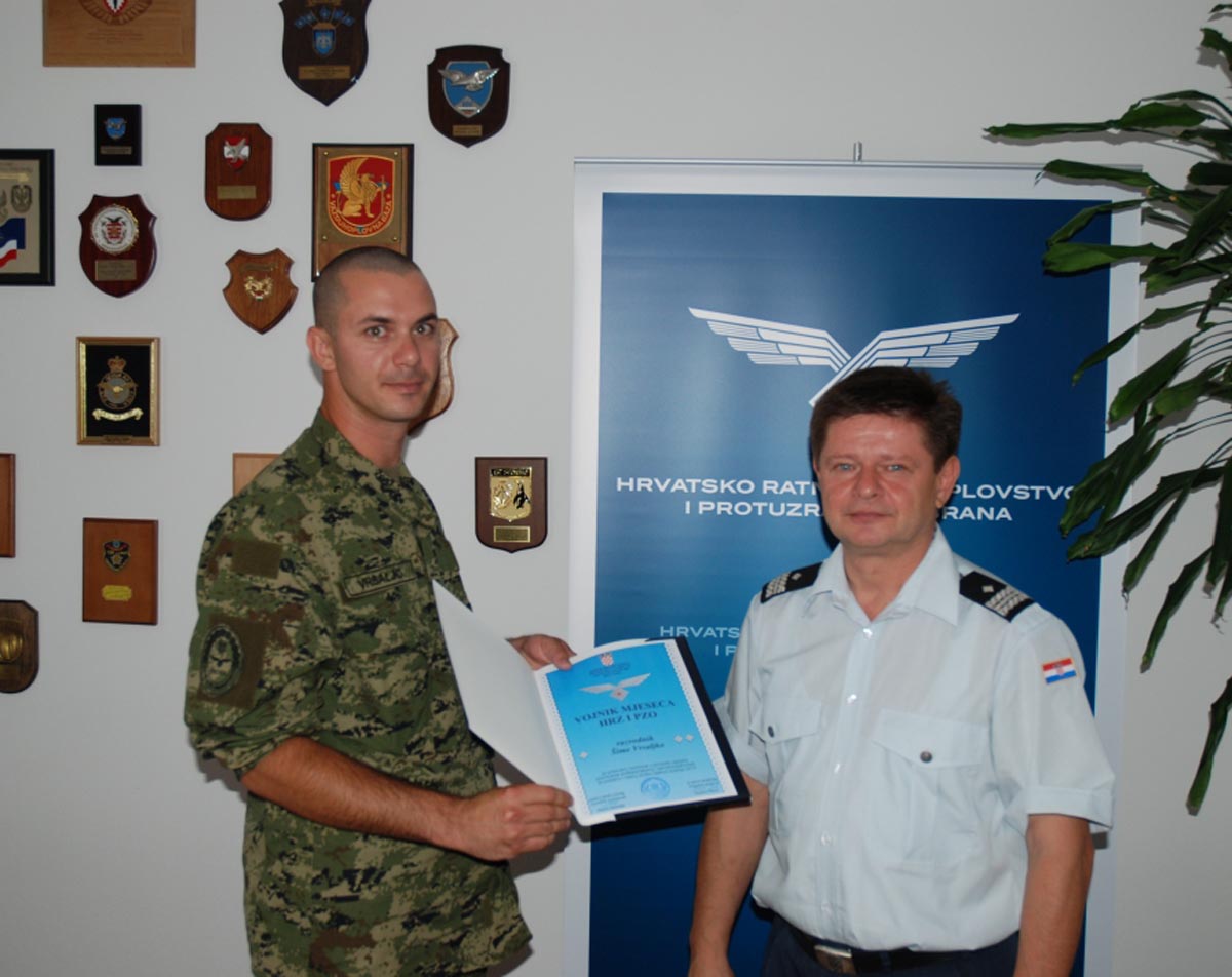 https://www.morh.hr/wp-content/gallery/najbolji-docasnici-i-vojnici-drugog-kvartala-2013-u-hrz-i-pzo/hrz_11072013_1.jpg