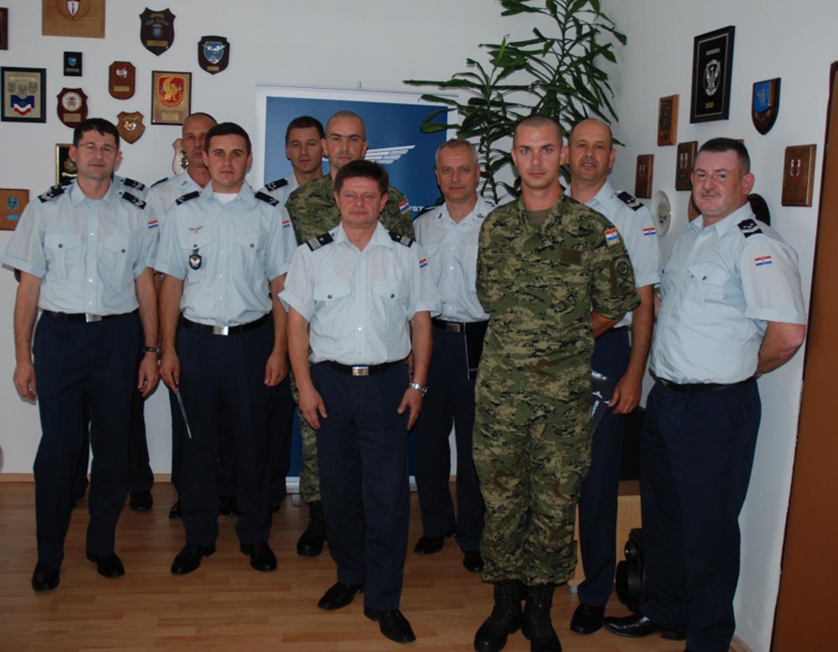 https://www.morh.hr/wp-content/gallery/najbolji-docasnici-i-vojnici-drugog-kvartala-2013-u-hrz-i-pzo/hrz_11072013_5.jpg