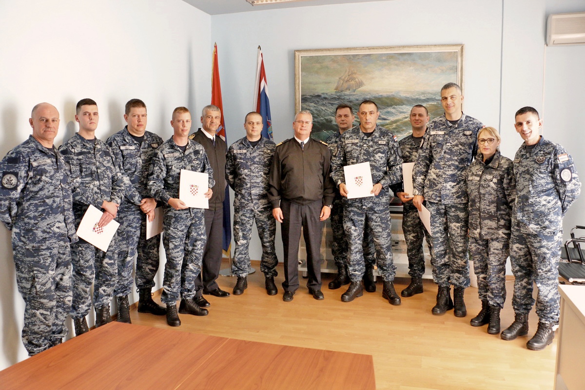 https://www.morh.hr/wp-content/gallery/najbolji-mornari-i-docasnici-hrm-a-za-razdoblje-rujan-prosinac-2019-godine/20200123_hrm_1.jpg