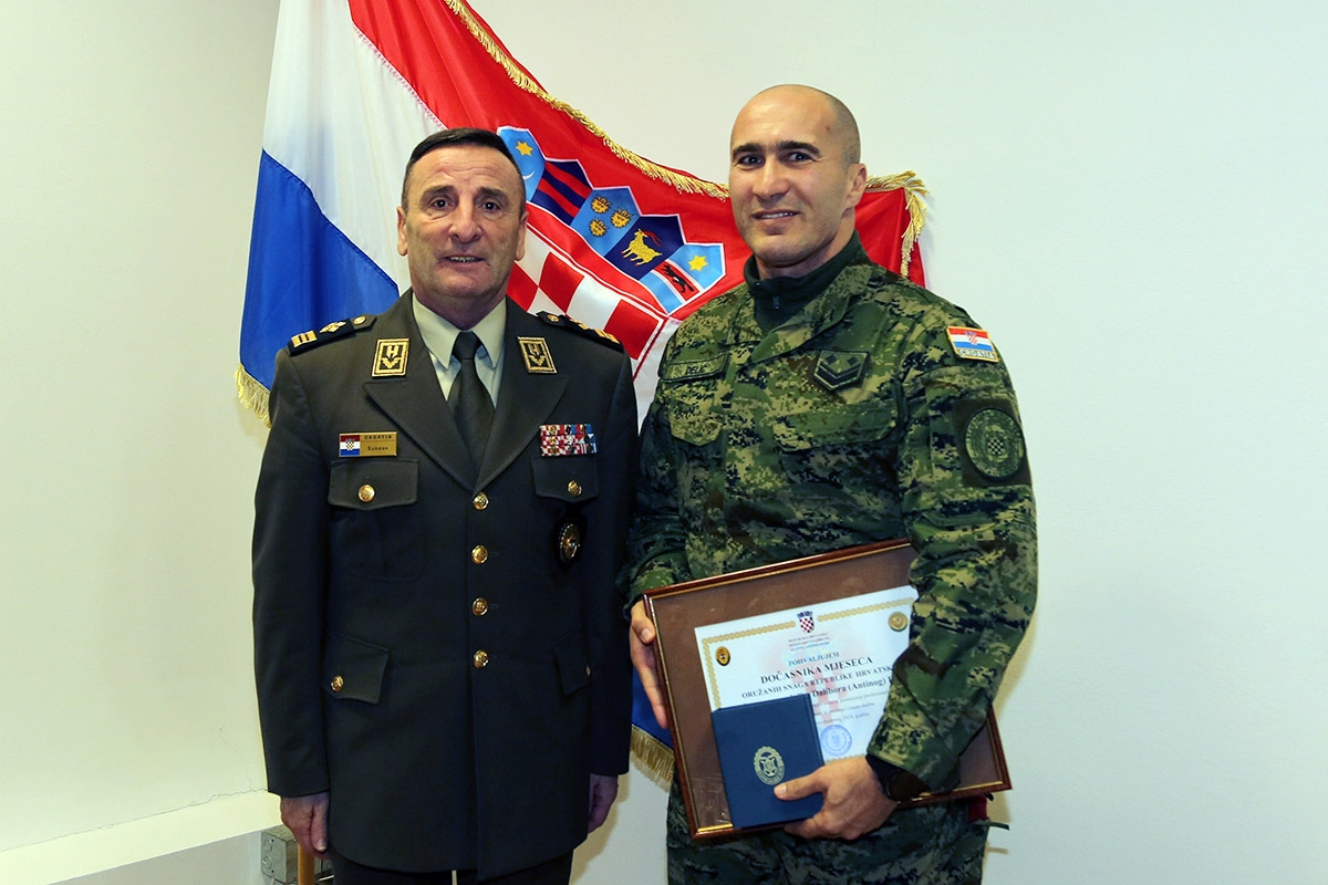https://www.morh.hr/wp-content/gallery/najbolji-vojnici-i-docasnici-listopada-studenog-i-prosinca-2018/najbolji_vojnik_docasnik_2018_300119_03.jpg