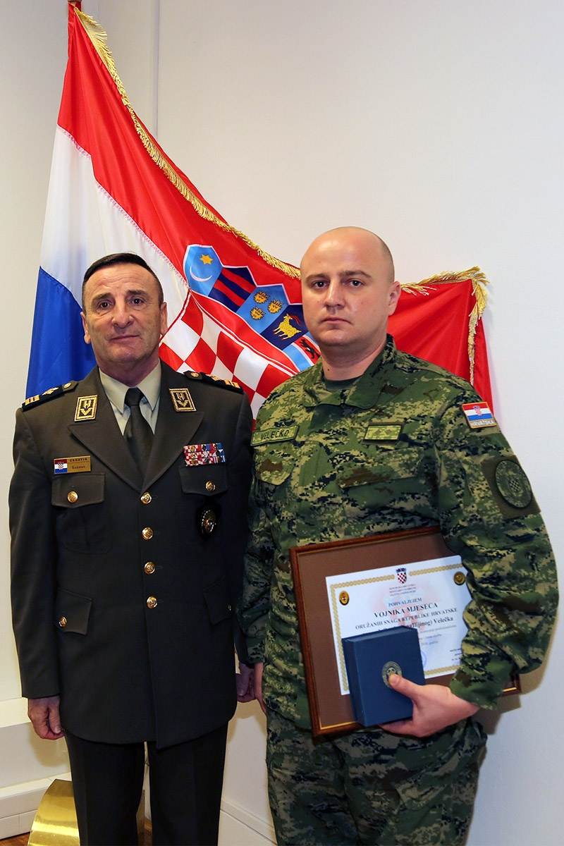https://www.morh.hr/wp-content/gallery/najbolji-vojnici-i-docasnici-listopada-studenog-i-prosinca-2018/najbolji_vojnik_docasnik_2018_300119_04.jpg