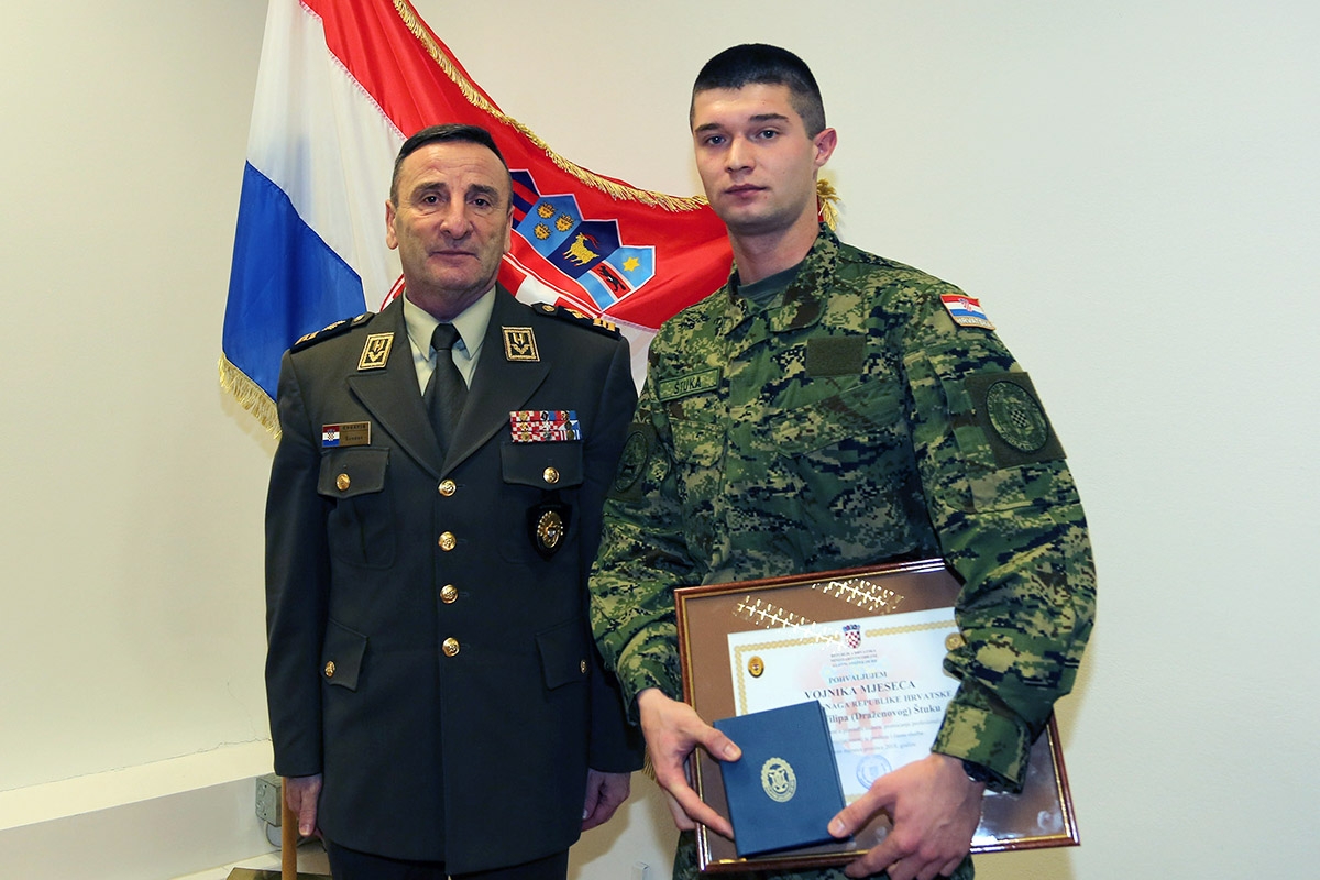 https://www.morh.hr/wp-content/gallery/najbolji-vojnici-i-docasnici-listopada-studenog-i-prosinca-2018/najbolji_vojnik_docasnik_2018_300119_06.jpg