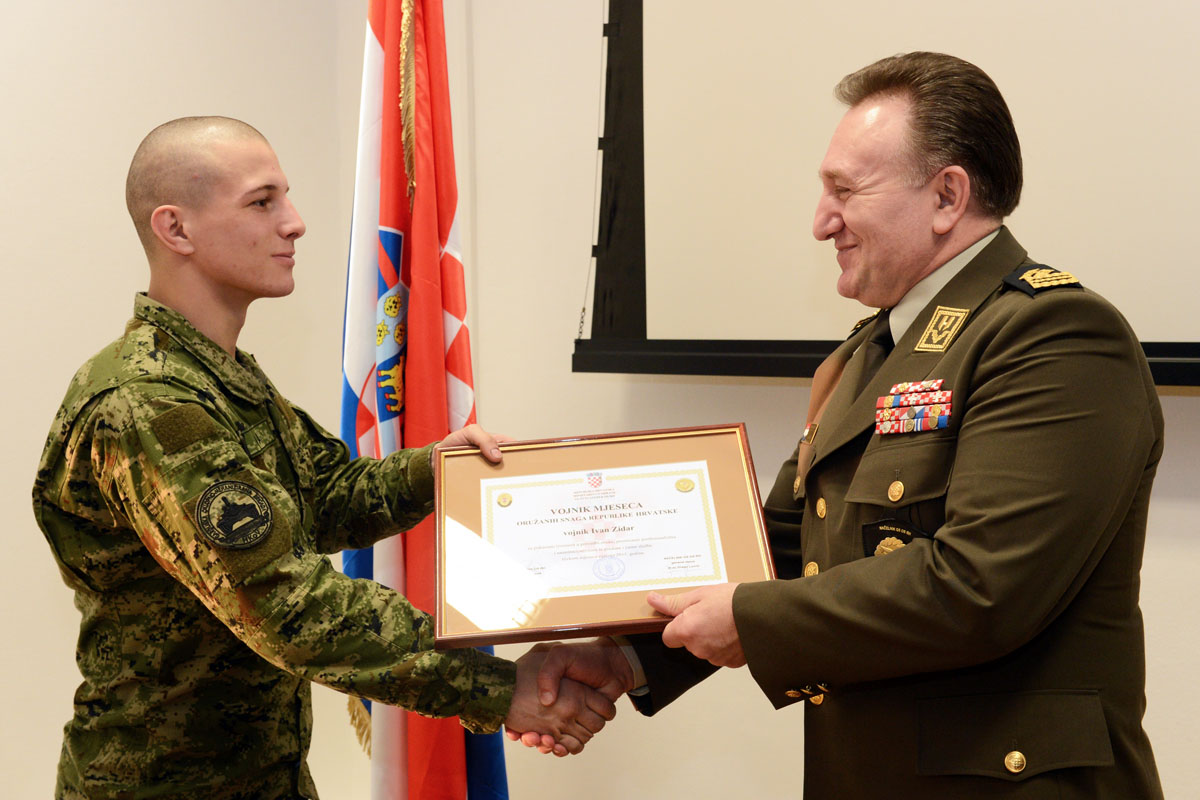 https://www.morh.hr/wp-content/gallery/najbolji-vojnik-i-docasnik-os-rh-za-sijecanj-2015-godine/vojnik_2015-01_17022015_6.jpg