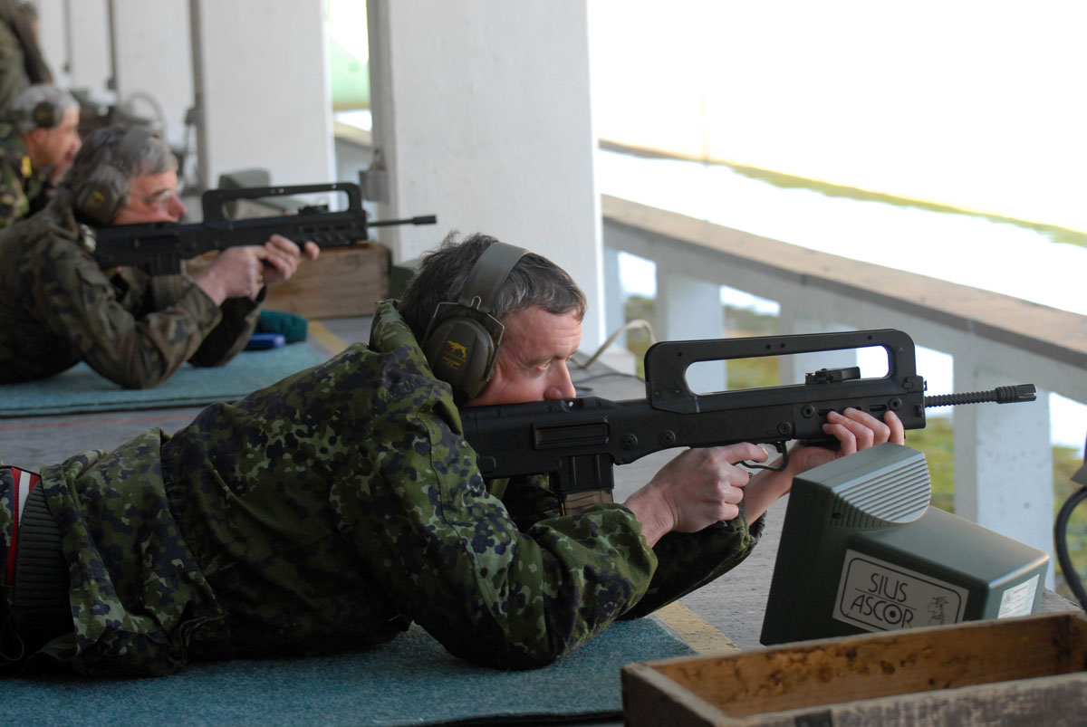 https://www.morh.hr/wp-content/gallery/natjecanje-predstavnika-vojno-diplomatskog-zbora-u-streljatvu/vdz_20100317_4.jpg