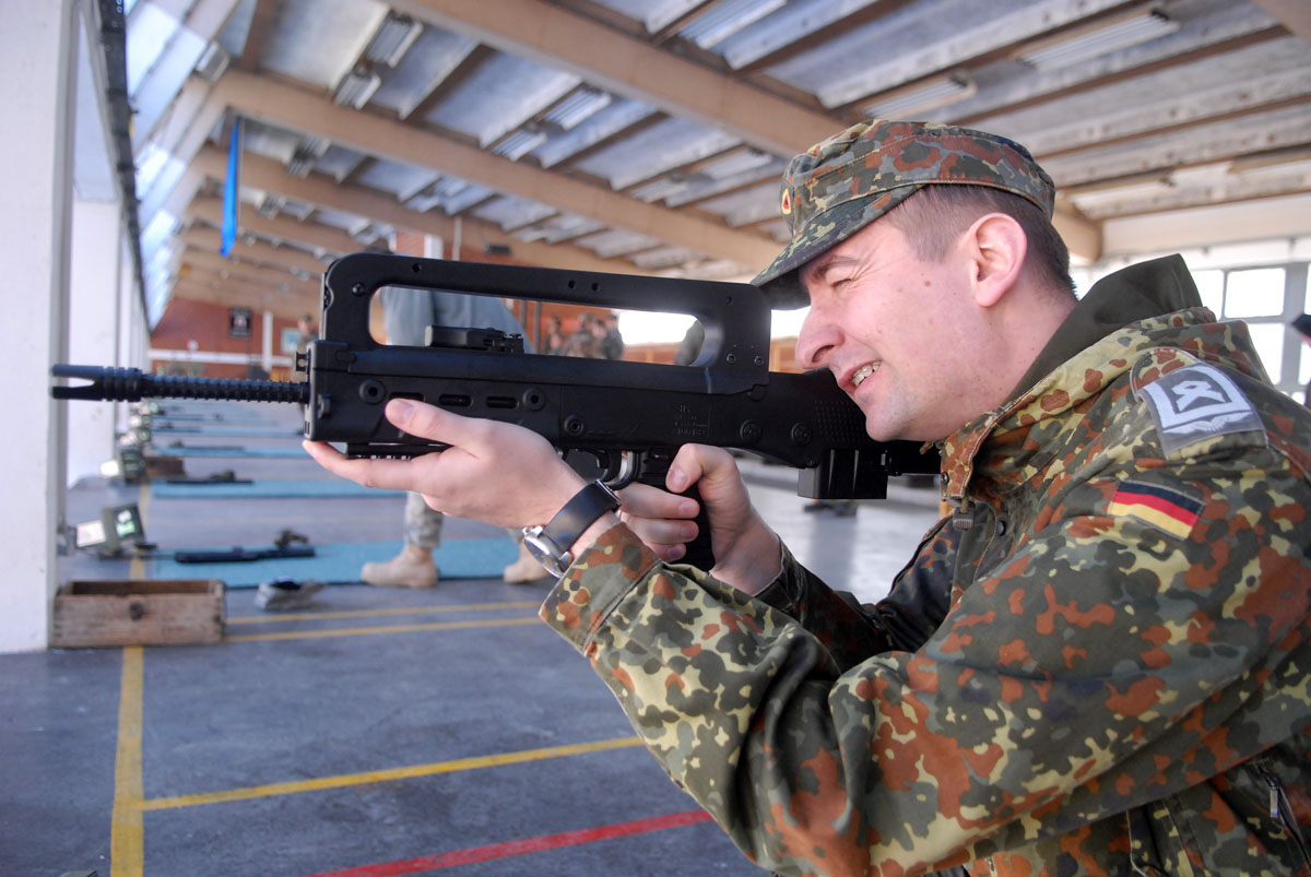 https://www.morh.hr/wp-content/gallery/natjecanje-predstavnika-vojno-diplomatskog-zbora-u-streljatvu/vdz_20100317_7.jpg