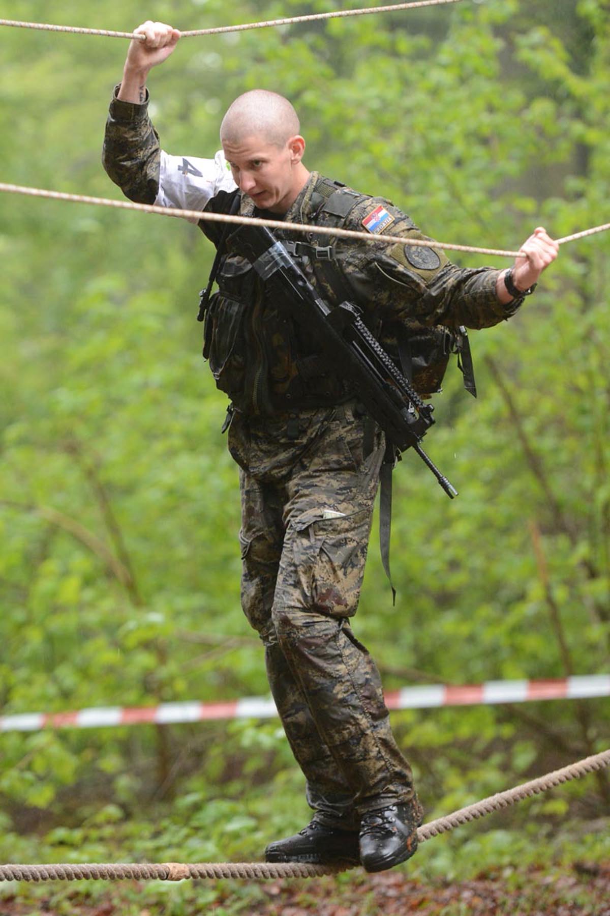 https://www.morh.hr/wp-content/gallery/natjecanje-za-najspremnijeg-pripadnika-os-rh/1_za_hr_1705201_17.jpg
