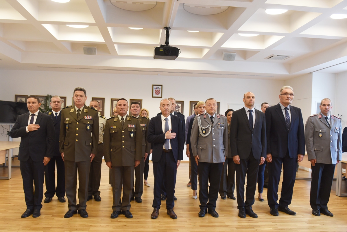 https://www.morh.hr/wp-content/gallery/njemacki-vojni-izaslanik-odlikovan-redom-hrvatskog-trolista/red_hrvatskog_trolista_pukovniku_janusu_kaschti_31082018_03.jpg