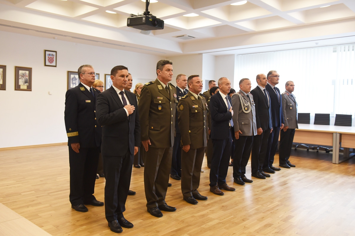 https://www.morh.hr/wp-content/gallery/njemacki-vojni-izaslanik-odlikovan-redom-hrvatskog-trolista/red_hrvatskog_trolista_pukovniku_janusu_kaschti_31082018_04.jpg