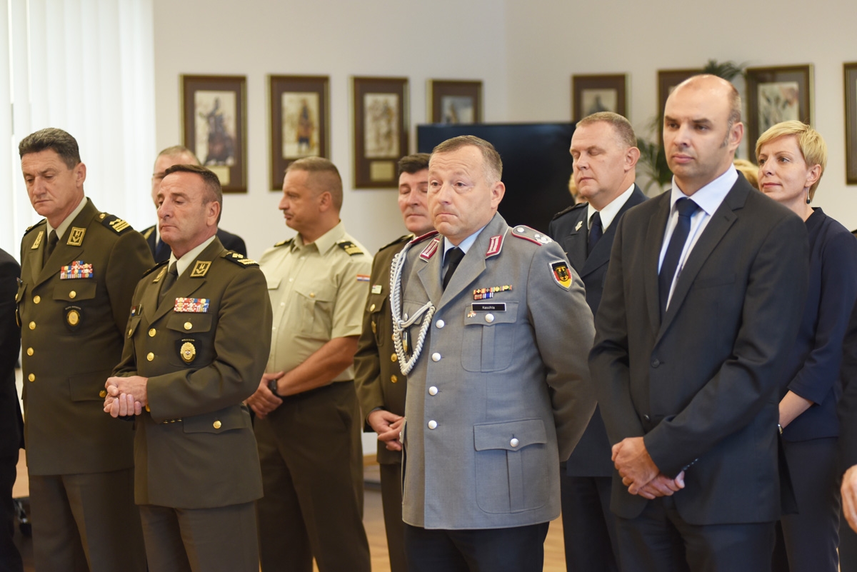 https://www.morh.hr/wp-content/gallery/njemacki-vojni-izaslanik-odlikovan-redom-hrvatskog-trolista/red_hrvatskog_trolista_pukovniku_janusu_kaschti_31082018_08.jpg