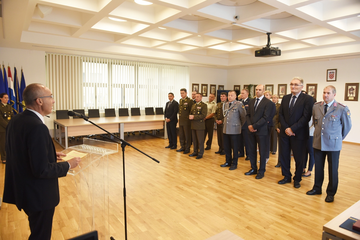 https://www.morh.hr/wp-content/gallery/njemacki-vojni-izaslanik-odlikovan-redom-hrvatskog-trolista/red_hrvatskog_trolista_pukovniku_janusu_kaschti_31082018_09.jpg