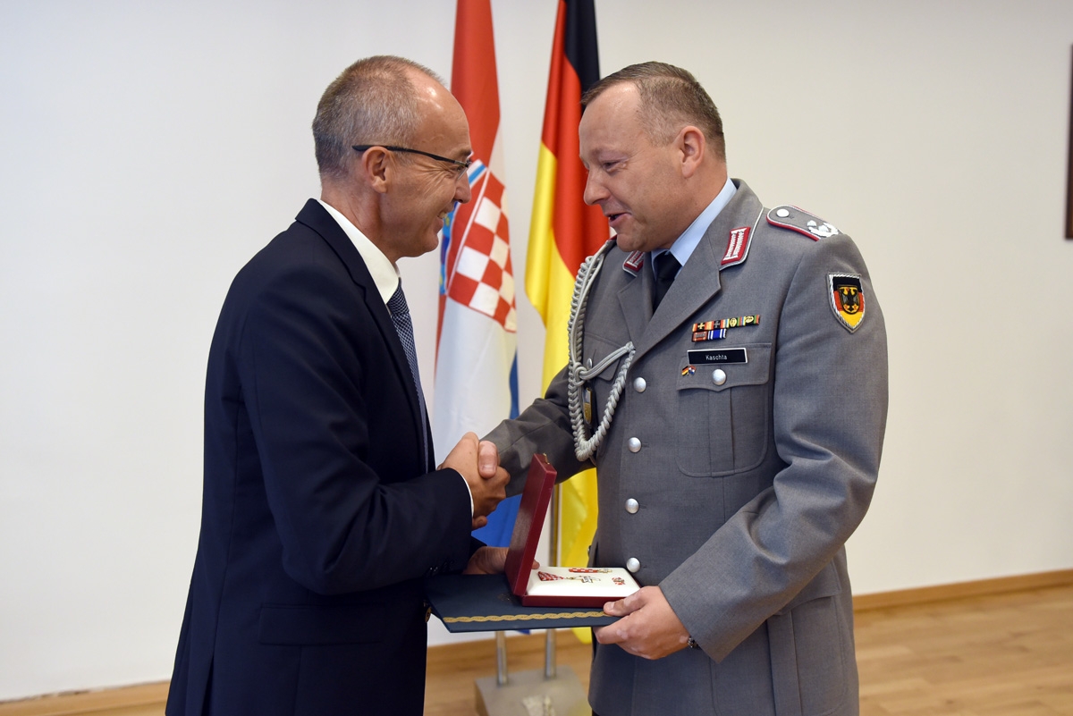 https://www.morh.hr/wp-content/gallery/njemacki-vojni-izaslanik-odlikovan-redom-hrvatskog-trolista/red_hrvatskog_trolista_pukovniku_janusu_kaschti_31082018_10.jpg