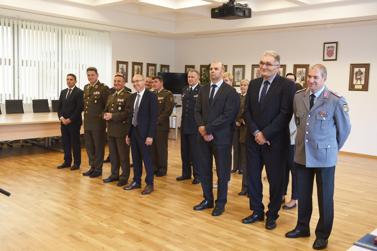 https://www.morh.hr/wp-content/gallery/njemacki-vojni-izaslanik-odlikovan-redom-hrvatskog-trolista/red_hrvatskog_trolista_pukovniku_janusu_kaschti_31082018_13.jpg