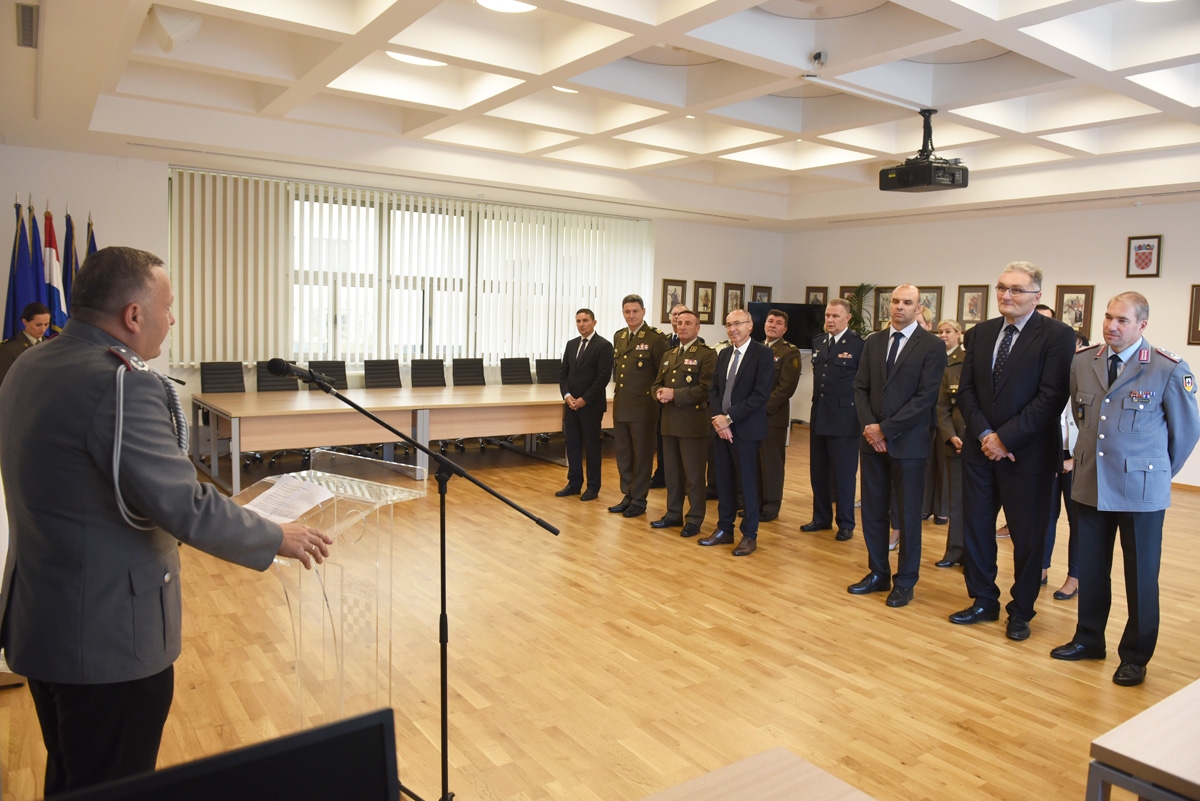https://www.morh.hr/wp-content/gallery/njemacki-vojni-izaslanik-odlikovan-redom-hrvatskog-trolista/red_hrvatskog_trolista_pukovniku_janusu_kaschti_31082018_14.jpg
