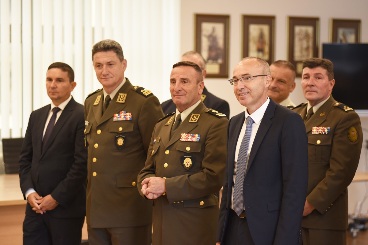 https://www.morh.hr/wp-content/gallery/njemacki-vojni-izaslanik-odlikovan-redom-hrvatskog-trolista/red_hrvatskog_trolista_pukovniku_janusu_kaschti_31082018_16.jpg